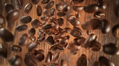 Düşen ve Dönen Kahve Fasulyelerinin Süper Yavaş Çekimi. Ardından da Kamera Hareketi. Yüksek Hız Sinema Kamerası, 4K.