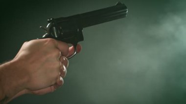 Gerçek Silah Çekiminin Süper Yavaş Film Görüntüsü, 1000fps 'de. Yüksek Hız Sinema Kamerası, 4K.