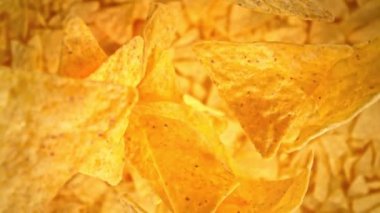 Düşen Tortilla Chips 'in Süper Yavaş Çekimi ve ardından 1000 fps' te kamera. Yüksek Hız Sinema Kamerası, 4K.