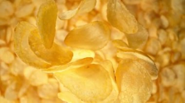 Düşen Patates cipsinin Süper Yavaş Çekimi ve ardından 1000 fp 'lik kamera. Yüksek Hız Sinema Kamerası, 4K.