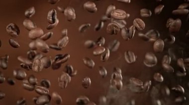 Kahverengi Arkaplanda Kahverengi Fasulye ve Smoke 'un Süper Yavaş Çekim Çekimi. Yüksek Hız Sinema Kamerası, 4k.