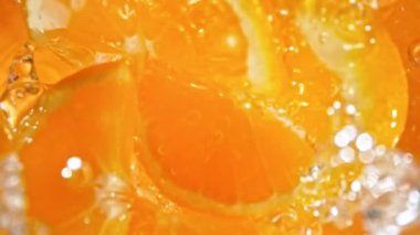 Süper Yavaş Portakal Dilimleri Çekimi. Ardından da 1000 fps hızla suya sıçrayan Kamera. Yüksek Hız Sinema Kamerası, 4K.
