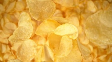 Düşen Patates cipsinin Süper Yavaş Çekimi ve ardından 1000 fp 'lik kamera. Yüksek Hız Sinema Kamerası, 4K.