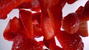 Çilek Kesikleri 'nin Süper Yavaş Çekimi' ni takiben kamera 1000 fps hızla suya sıçrıyor. Yüksek Hız Sinema Kamerası, 4K.