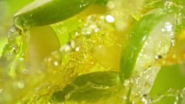 Yeşil Elma Kesikleri 'nin Süper Yavaş Çekimi ve ardından 1000 fps hızla Juice' a sıçrayan Kamera. Yüksek Hız Sinema Kamerası, 4K.