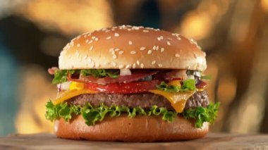 Spinning Premium Hamburger Kamera Hareketi ile filme alındı..
