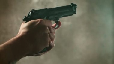Gerçek Silah Çekiminin Süper Yavaş Film Görüntüsü, 1000fps 'de. Yüksek Hız Sinema Kamerası, 4K.