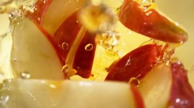 Kırmızı Elma Kesiklerinin Süper Yavaş Çekimi. Ardından da 1000 fps hızla Juice 'a sıçrayan Kamera. Yüksek Hız Sinema Kamerası, 4K.