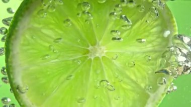 Köpüklü suda bir dilim kireç canlı ve ferahlatıcı bir görüntü yaratır, temiz ve lezzetli bir his verir..