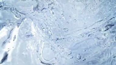 Süper Yavaş Çekim Saf Suyun Çekimi, ardından Kamera Düşüyor ve Yüzeye Sıçrıyor... 1000Fps 'de. Yüksek Hız Sinema Kamerası, 4k.