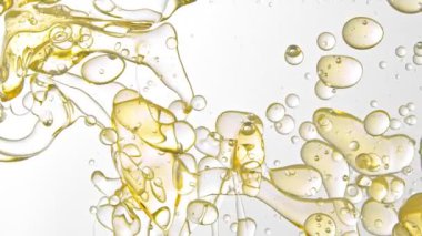 Süper Yavaş Çekim Altın Yağ Beyaz Arkaplanda Suyun İçinde Akıyor... 1000fps. Yüksek Hız Sinema Kamerası, 4K.