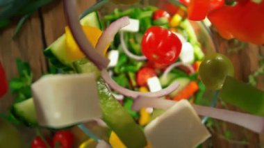 Süper Yavaş Çekim Taze Salata Malzemeleri 'nin Çekimi. Ardından da Kamera 1000fps' te Bowl 'a Düşüyor. Yüksek Hız Sinema Kamerası, 4K.