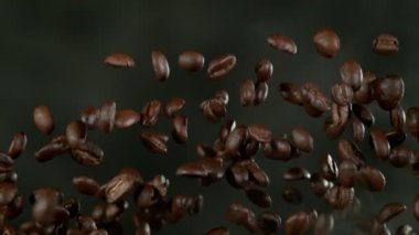 Super Slow Motion shot of Flying Premium Coffee Beans ve Smoke on Grey Background 'ın 1000 fps' te çekilmesi. Yüksek Hız Sinema Kamerası, 4k.
