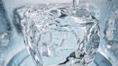 Şeffaf Sıvı Süper Yavaş Çekim Kusursuz Buz Küpü 'ne 300 fite dökülüyor. Yüksek Hız Sinema Kamerası, 4K.