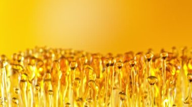 Altın Arkaplanda Su Sıçratan Yağın Süper Yavaş Çekimi 1000fps.