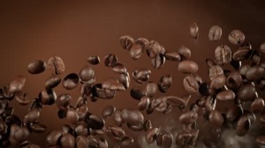 Kahverengi Arkaplanda Kahverengi Fasulye ve Smoke 'un Süper Yavaş Çekim Çekimi. Yüksek Hız Sinema Kamerası, 4k.