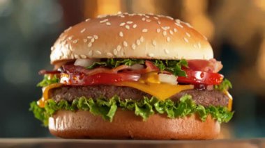 Spinning Premium Hamburger Kamera Hareketiyle Çekildi.
