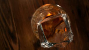 Buz Küpü 'nün Süper Yavaş Çekimi, Kamera Hareketi' yle birlikte 300 fps 'te Alkolle Bardağa Düşüyor. Yüksek Hız Sinema Kamerası, 4K.