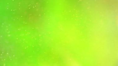 Soyut Bokeh Taze Yeşil Arkaplan 'da 180 metrede Süper Yavaş Çekim Dewing. Yüksek Hız Sinema Kamerası, 4K.