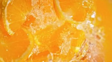 Süper Yavaş Portakal Dilimleri Çekimi. Ardından da 1000 fps hızla suya sıçrayan Kamera. Yüksek Hız Sinema Kamerası, 4K.