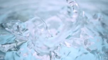 Süper Yavaş Hareket Detaylı Dalgalanan Temiz Su Yüzeyi 'nin 1000fps' te Çekimi. Yüksek Hız Sinema Kamerası, 4K.