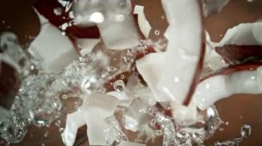 Coconut Pieces 'ın Süper Yavaş Çekimi ve ardından 1000 fps hızla suya düşen kamera. Yüksek Hız Sinema Kamerası, 4K.