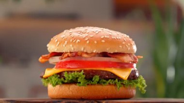 Spinning Premium Hamburger Kamera Hareketi ve İlerleme ile Çekildi.