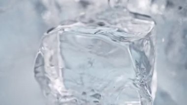 Şeffaf Sıvı Süper Yavaş Çekim Kusursuz Buz Küpü 'ne 300 fite dökülüyor. Yüksek Hız Sinema Kamerası, 4K.