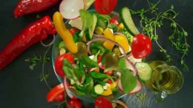 Süper Yavaş Çekim Taze Salata Malzemeleri 1000fps 'de Bowl' a düşüyor. Yüksek Hız Sinema Kamerası, 4K.