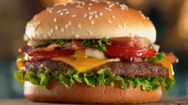 Spinning Premium Hamburger Kamera Hareketi ile filme alındı..