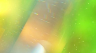 Soyut Bokeh Yeşil Arkaplanının Süper Yavaş Çekimi. Güneş patlamaları ve parçacıkları ile birlikte. Yüksek Hız Sinema Kamerası, 4K.