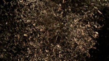 Kurutulmuş Çayın Süper Yavaş Çekimi. Uçuyor ve Kameraya doğru dönüyor. 4K 'da Yüksek Hız Sinema Kamerası ile çekildi..