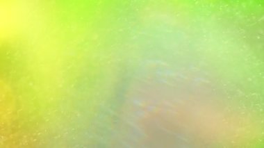 Soyut Bokeh Yeşil Arkaplanının Süper Yavaş Çekimi. Güneş patlamaları ve parçacıkları ile birlikte. Yüksek Hız Sinema Kamerası, 4K.