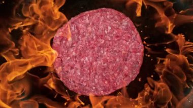 Ham Hamburger Etinin Süper Yavaş Çekimi 1000fps 'te Alevli Pan' a atıldı. Yüksek Hız Sinema Kamerası, 4K.