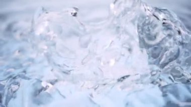 Süper Yavaş Hareket Detaylı Dalgalanan Temiz Su Yüzeyi 'nin 1000fps' te Çekimi. Yüksek Hız Sinema Kamerası, 4K.