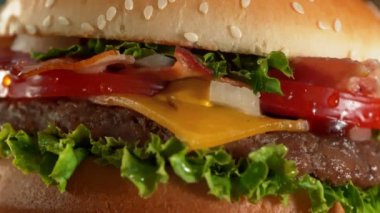Premium Hamburger 'in Dönen Kapanışı Kamera Hareketiyle Çekildi.