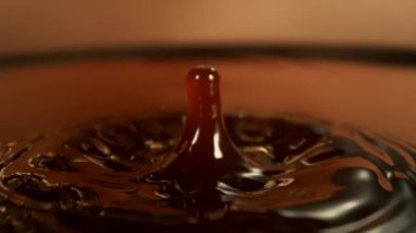 Mükemmel İki Senkronize Damla 'nın Süper Yavaş Çekimi. Kahveye 1000 fite düşüyor. Yüksek Hız Sinema Kamerası, 4k.