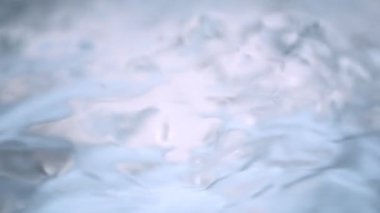 Süper Yavaş Hareket Detaylı Dalgalanan Temiz Su Yüzeyi 'nin 1000fps' te Çekimi. Yüksek Hız Sinema Kamerası, 4K.