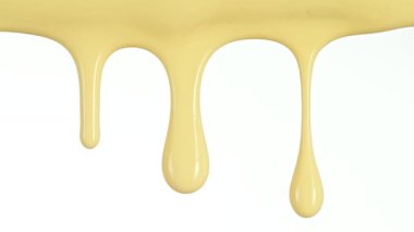 Süper Yavaş Çekim Detaylı Damlayan Taze Vanilya Kremi Beyaz Arkaplan 'da izole edildi. Yüksek Hız Sinema Kamerası, 4K.