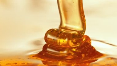 Süper Yavaş Hareket Detaylı Dökme ve Katmanlama Bal Çekimi, 300 fite. Yüksek Hız Sinema Kamerası, 4K.