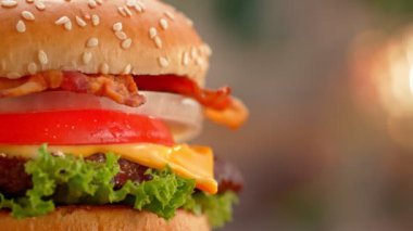 Premium Hamburger Katmanları 'nın Dönen Detayları, Yan Çekim.