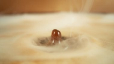 Mükemmel İki Senkronize Damlanın Süper Yavaş Çekimi Taze Kremalı Kahvenin içine 1000fps hızla düşüyor. Yüksek Hız Sinema Kamerası, 4k.