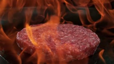 Ham Hamburger Etinin Süper Yavaş Çekimi 1000fps 'te Alevli Pan' a atıldı. Yüksek Hız Sinema Kamerası, 4K.