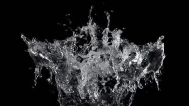 Süper Yavaş Çekim Su Sıçratma Kara Arkaplan 'da izole edildi. Yüksek Hız Sinema Kamerası, 4K.