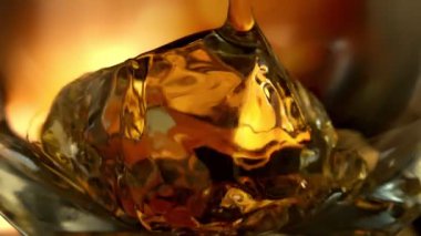 Süper Yavaş Çekim Detaylı Viski Mükemmel Buzlu Buzlar 'da 300 metrede. Yüksek Hız Sinema Kamerası, 4K.