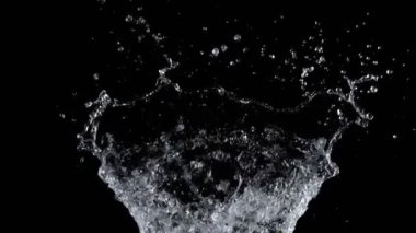 Süper Yavaş Çekim Su Sıçratma Kara Arkaplan 'da izole edildi. Yüksek Hız Sinema Kamerası, 4K.