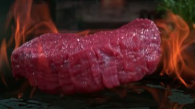 Süper Yavaş Çekim Çiğ Biftek Atışı 1000fps 'te Alevli Pan' a atıldı. Yüksek Hız Sinema Kamerası, 4K.