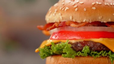 Premium Hamburger Katmanları 'nın Dönen Detayları, Yan Çekim.