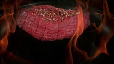 Süper Yavaş Çekim Çiğ Biftek Atışı 1000fps 'te Alevli Pan' a atıldı. Yüksek Hız Sinema Kamerası, 4K.