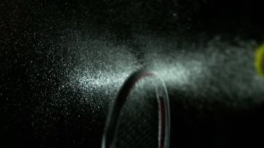 Süper Yavaş Hareket Ayrıntılı Vuruş Tenis Topuna Suyla Vurmak 1000 fps raket. 4K 'da Yüksek Hız Sinema Kamerası ile çekildi..